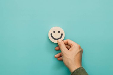 Hizmet derecesi, memnuniyet ve olumlu geri bildirim kavramı. Derecelendirme için müşteri gülümseme ifadesi