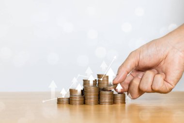 Yatırım, finans, tasarruf ve iş stratejisi kavramı. Elle para yığını planlama şirketleri için iş büyüten