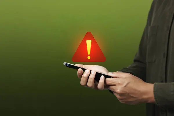 Mobil güvenlik ya da uyarı bildirimi. Bir erkek cep telefonuna dokunarak tehlikeli ya da çevrimiçi ağa yönelik tehditlere erişimi gösteriyor