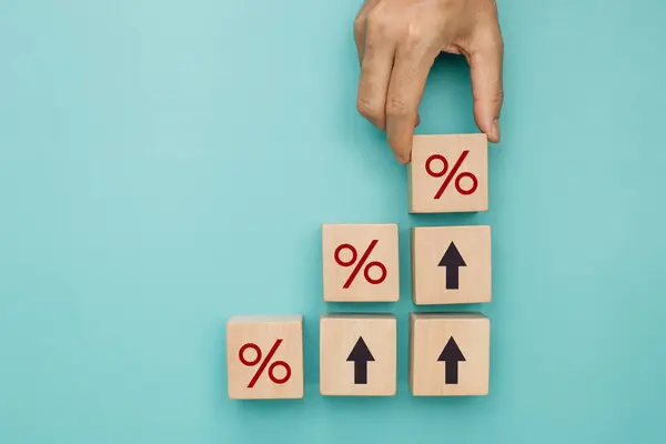 Finansal, hisse senetleri ve faiz oranı. Odun küpünü yüzdelik simge ve okla birlikte faiz oranı, sıralama, finansal hisse senetleri ve GSYİH 'da yüzde değişimi için yukarı kaldırıyorum. en üstteki görünüm