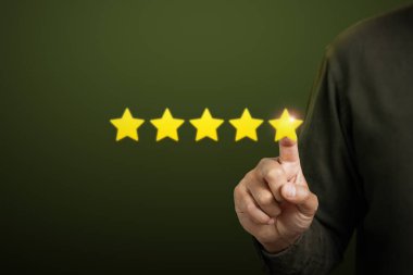 Hizmet derecesi, memnuniyet ve geri bildirim konsepti. Müşteri deneyimlerinin beş yıldızlı derecesi için yıldıza dokunan bir adam olumlu geri bildirimini gösterir.
