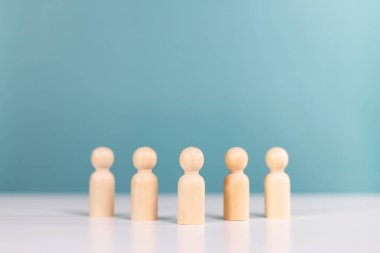 Liderlik kavramı, eşsiz, grup lideri, takım zaferi ve takım çalışması. Lider kalabalığın önünde duruyor.