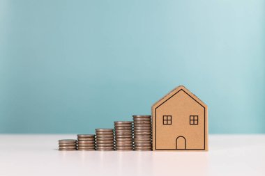 Para tasarrufu, gayrimenkul yatırımı, ipotek, emlak için finansman ve ev yalnızlığı için yatırım. Bir ev almak için para biriktirmeye yarayan küçük model bir ev.