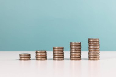 Yatırım, finansal, tasarruf ve tasarruf. Bozuk paralar masanın üzerinde. Ekonomik ve ticari büyüme kavramı için para sikkeleri