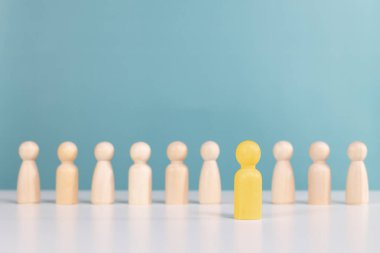 İnsan kaynakları yönetimi, adam toplama işi, işte terfi, çalışanların işten çıkarılması, takım lideri ataması. Lider kalabalığın önünde duruyor.