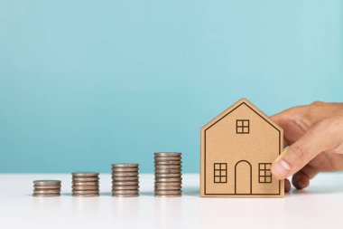 Para tasarrufu, gayrimenkul yatırımı, ipotek, emlak için finansman ve ev yalnızlığı için yatırım. Bir ev almak için para biriktirmeye yarayan küçük model bir ev.
