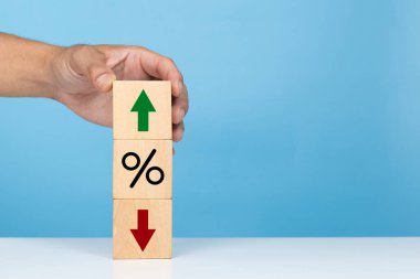 Finansal, hisse senedi, faiz oranı ve GSYİH 'da yüzde değişiklik. Faiz oranı, sıralama, finansal hisse senetleri ve GSYİH için yüzde işareti ve ok yukarı ve aşağı işaretli tahta bloğu elle göster
