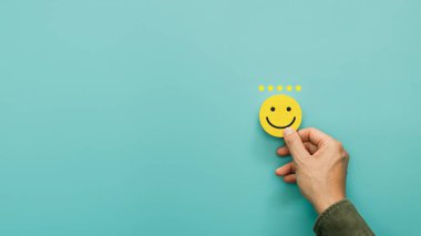 Hizmet derecesi, memnuniyet ve olumlu geri bildirim kavramı. Derecelendirme için müşteri gülümseme ifadesi