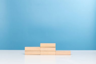 Ürününüzü, metninizi ve reklamınızı göstermek için tahta podyum ya da podyum platformu