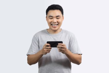 Gülümseme portresi mutlu adam beyaz arka planda duran akıllı telefon arıyor