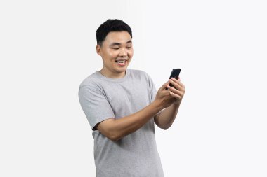 Gülümseme portresi mutlu adam beyaz arka planda duran akıllı telefon arıyor