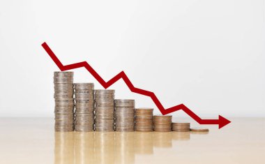 Kriz, durgunluk, yatırım, yatırım, ekonomik kriz ve finansal kayıp. Düşen madeni para yığınıyla aşağı ok durgunluğu gösterir