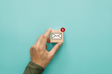 Elektronik posta, kontrol emai, online mesaj, SMS. Yeni e- posta için ahşap blok ve bildirim simgesi simgesi