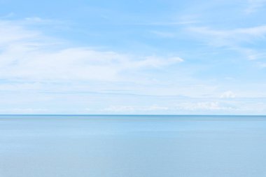 Mavi gökyüzü ve beyaz bulutları olan güzel tropik bir sahil. Deniz bölgesi. Doğal manzara.