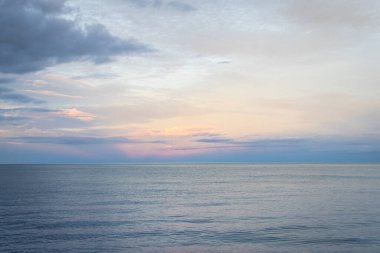 Akşamları gün batımında gökyüzü olan güzel tropikal bir sahil. Deniz bölgesi. Doğal manzara.