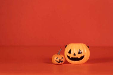 Cadılar Bayramı ve dekorasyon konsepti. Portakal rengi kabaklar, turuncu arka planda. Balkabağı süslemesi.