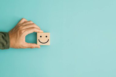 Hizmet derecesi, memnuniyet ve olumlu geri bildirim kavramı. Müşterilerin gülümseme ifadeleri bu hizmetten en yüksek memnuniyet seviyesini gösterir