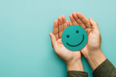 Hizmet derecesi, memnuniyet, iyimserlik, olumlu, geri bildirim. Gülümseyen yüz ifadesi olan bir adam memnuniyet hizmeti ya da iyimserlik gösterir