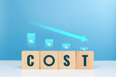 Maliyet, düşüş veya maliyet düşüşü, gider, faiz oranları ve kar payları. Maliyet ve ok sözcüğünün yer aldığı tahta blok, karı maksimum seviyeye çıkarmak için harcamaların azaldığına işaret ediyor.