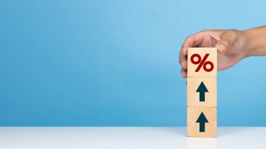 Finansal, hisse senetleri ve faiz oranı. Odun küpünü faiz oranı, sıralama, finansal hisse senetleri ve GSYİH değişimi için yüzdelik simge ve okla birleştirmek