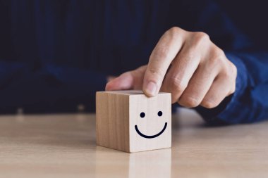 Hizmet derecesi, memnuniyet ve olumlu geri bildirim kavramı. Reyting için gülümseme ifadesi gösteren bir adam, servisten en yüksek tatmin seviyesini gösterir.