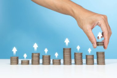 Yatırım, Yatırım, Kâr, Tasarruf, Planlama Şirketleri, Büyüyen İş, Finans ve İş Stratejisi. Artan madeni para yığınlarıyla yukarı oklar satış kârını gösteriyor