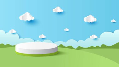 Ürün sunumu için podyum silindiri. Güneşli bir günde çevrimiçi dükkan için dağ ve bulutlu park manzarası indirimli promosyon