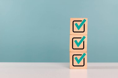 Onayla, doğru karar, işaretle ve listele konsepti. Onaylama veya kopyalama alanı ile karar gösterilmesi için işaretli tahta küpler