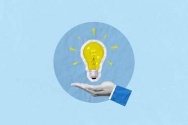 Yaratıcılık, beyin fırtınası, fikirler, ilham, yenilik ve başarı kavramı. İnsan eliyle parlayan ampulü tutmanın yaratıcı sanat kolajı parlak bir fikir olduğunu gösteriyor.