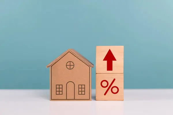 Ev vergisi, vergilendirme, gayrimenkul kârı ve emlak ücreti. Oklu minyatür karton kutu evi ve yüzdelik simgesi konut vergisinin arttığını gösteriyor.