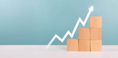 İş büyümesi, yönetim ve iş büyüme süreci kavramı. Tahta küplerin üst üste dizilmesi, iş hayatında büyümeyi, yönetimi ve başarıyı sembolize eder.