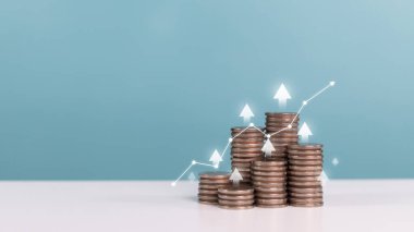Beyaz oklarla yukarı doğru istiflenmiş sikkeler ve yükselen bir grafik çizgisi, finansal büyümeyi, artan kârları, yatırım başarısını ve yükselen pazar eğilimlerini simgeliyor