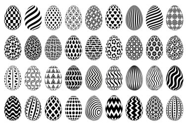 Siyah ve beyaz Paskalya yumurtası çizimleri. Şekillendirilmiş Paskalya yumurtası koleksiyonu. Tek renkli desenli dekoratif yumurtalar beyaz arka planda izole edilmiş..