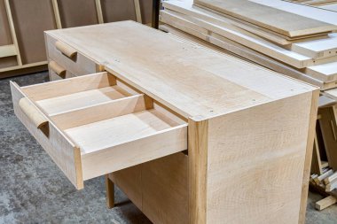 Çekmeceler, atölyede yapım aşamasında açık çekmeceli, sağlam kızılağaçtan yapılmış. Yatak odasının iç dekorasyonu için modern mobilya