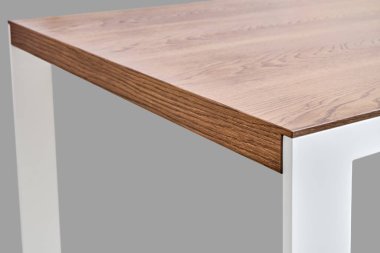 Minimalizm tarzı yemek masası, ince ahşap masa, beyaz metal bacaklı meşe kaplaması, yakın plan.