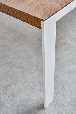 Minimalizm tarzı yemek masası, ince ahşap masa, beyaz metal bacaklı meşe kaplaması, yakın plan.