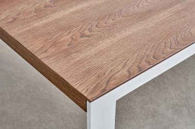 Minimalizm tarzı yemek masası, ince ahşap masa, beyaz metal bacaklı meşe kaplaması, yakın plan.