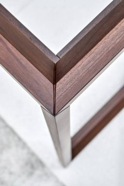 Atölyede sağlam cevizden yapılmış komodinin ahşap çerçevesi. Döşeme üzerindeki kalasların açısal birleşimi yakın plan