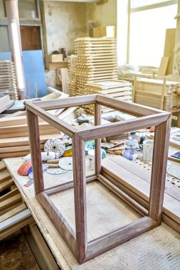 Atölyede sağlam cevizden yapılmış komodinin ahşap çerçevesi. Döşeme üzerindeki kalasların açısal birleşimi