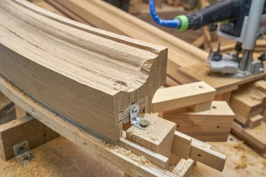 Ahşap merdiven korkulukları meşe kalasları ve kontraplaktan yapılmıştır. Marangozluk atölyesindeki merdiven çitlerinin detayları