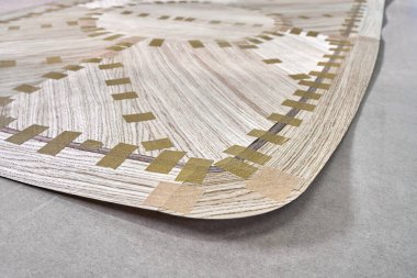 Yemek masasının üstü için bantla yapıştırılmış kaplama atölyedeki tezgahta geometrik desenli yakın çekim