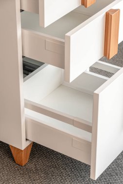 Ahşap saplı, bacakları ve boş çekmeceleri olan şık beyaz ofis tuvaleti. Ev ve ofis mobilyaları için rahat mobilyalar.