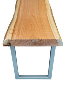 Canlı ahşap kaplamalı banklar ve beyaz arka planda izole edilmiş modern tasarımda gri metal bacaklar.