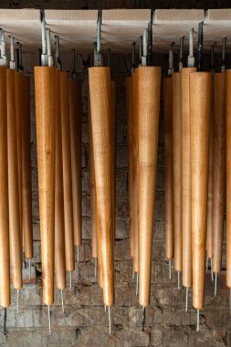 Yeni ahşap mobilya koleksiyonu. Ahşap atölyeye yakın görüntüde vernik uyguladıktan sonra bacaklar kuruyor.