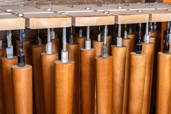 Yeni ahşap mobilya koleksiyonu. Ahşap atölyeye yakın görüntüde vernik uyguladıktan sonra bacaklar kuruyor.