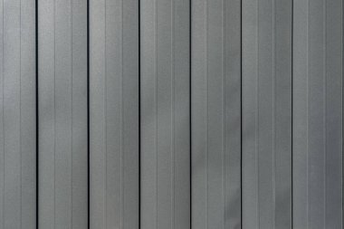 Black Metal 'in dokusu ayakta dikilen dikiş cephesi. Minimalist bina dış tasarımı. Metal duvar arka plan olarak küçültülmüş paneller