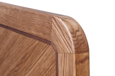 Katı meşe ve meşe kaplamasından yapılmış ahşap masa üstü açık vernikle kaplanmış, beyaz arka planda izole edilmiş.