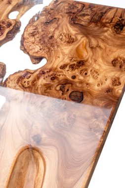 Canlı kenar karaağaç burl masa üstü beyaz zemin üzerinde merkezi epoksi reçine nehri doğal ahşabı sentetik malzemeyle birleştirerek.