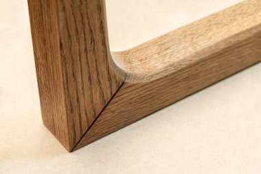 Masanın ahşap çerçevesi meşeden yapılmıştır. Lekelenmiş ve yakın çekim görüntüsü verimlidir.