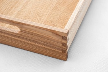 Katı kül tablası, tırnak eklemleri ve kenarlarında kesme sapları var. Beyaz arka planda yakın çekim görüntüsü var.